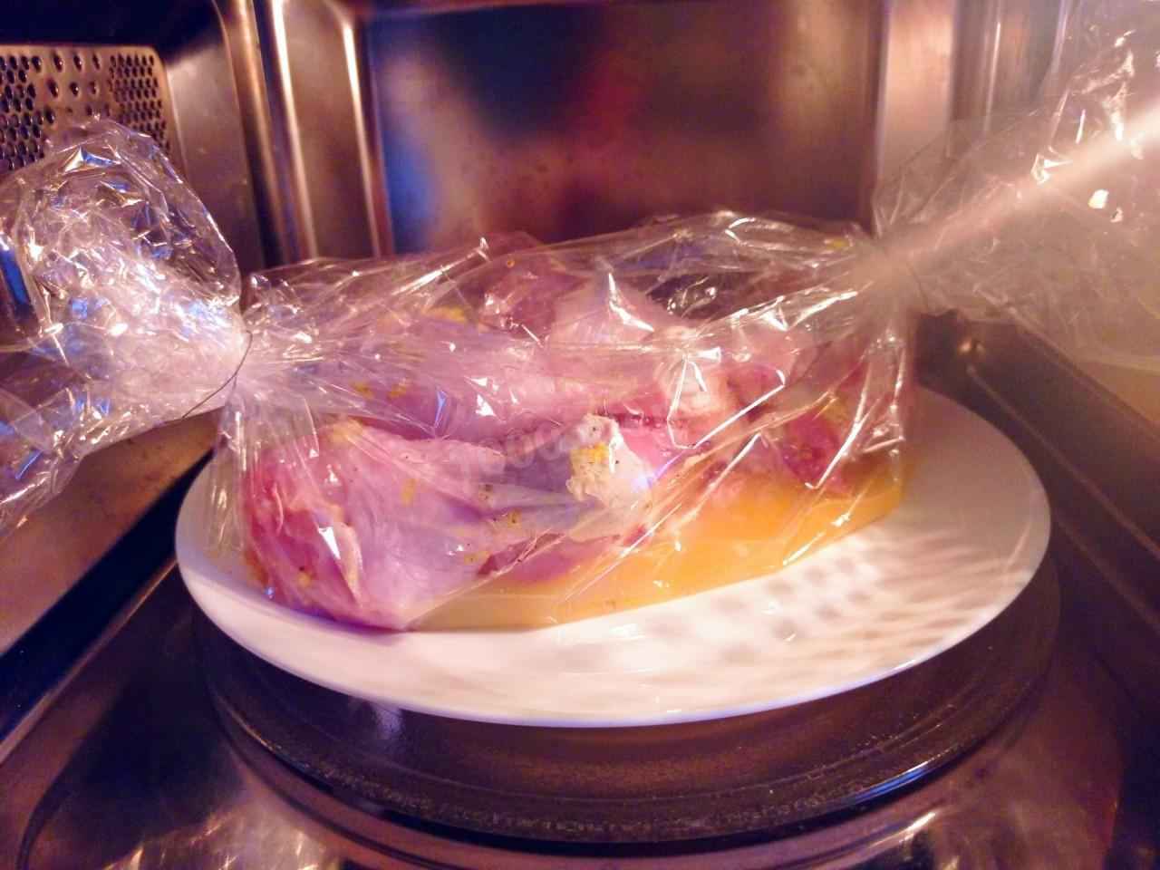 Так можно ли разогревать еду в пакетах и пищевой плёнке? Химик объяснила, какая цифра на пластике — маркер безопасности