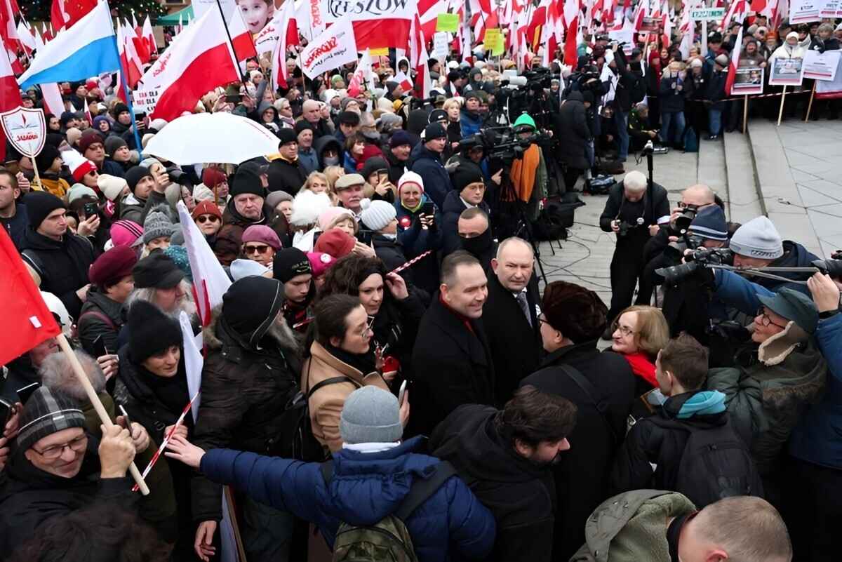 В Польше оппозиция вышла на протест "против разврата" в школах. Что потребовали отменить?