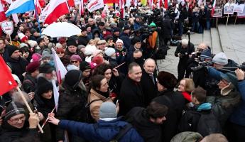 В Польше оппозиция вышла на протест «против разврата» в школах. Что потребовали отменить?