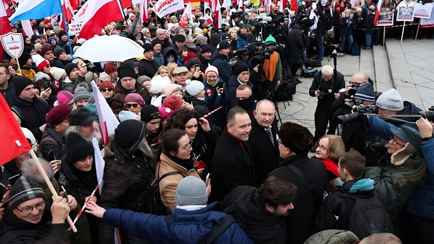 В Польше оппозиция вышла на протест «против разврата» в школах. Что потребовали отменить?