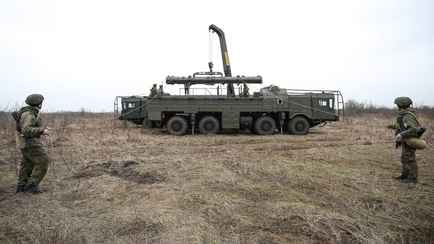 «Прозевали» — Лукашенко заявил, что РФ ввезла в Беларусь «не один десяток» ядерных боеголовок и подготовила «десятка три» площадок для «Орешника»