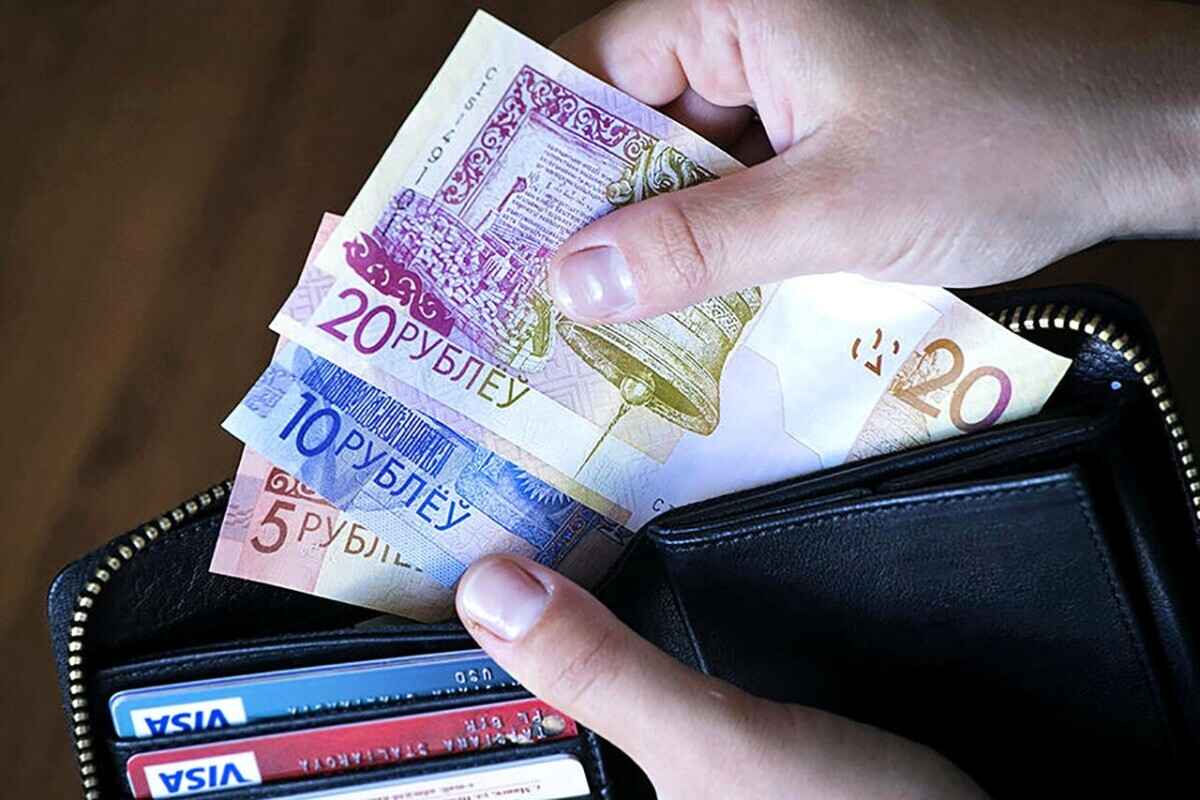 Один из банков предложил белорусам платить за проверку купюр на подлинность. Сколько?