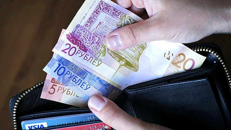 Один из банков предложил белорусам платить за проверку купюр на подлинность. Сколько?