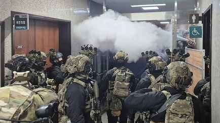 Президент Южной Кореи отменил военное положение и отозвал спецназ из здания Нацассамблеи