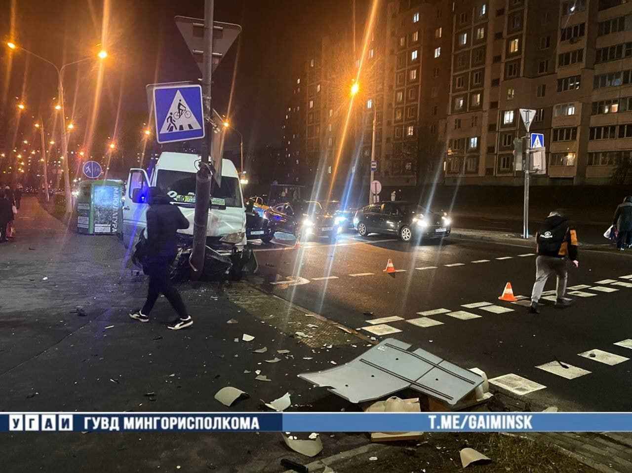 В Минске Tesla столкнулась с маршруткой – есть пострадавшая