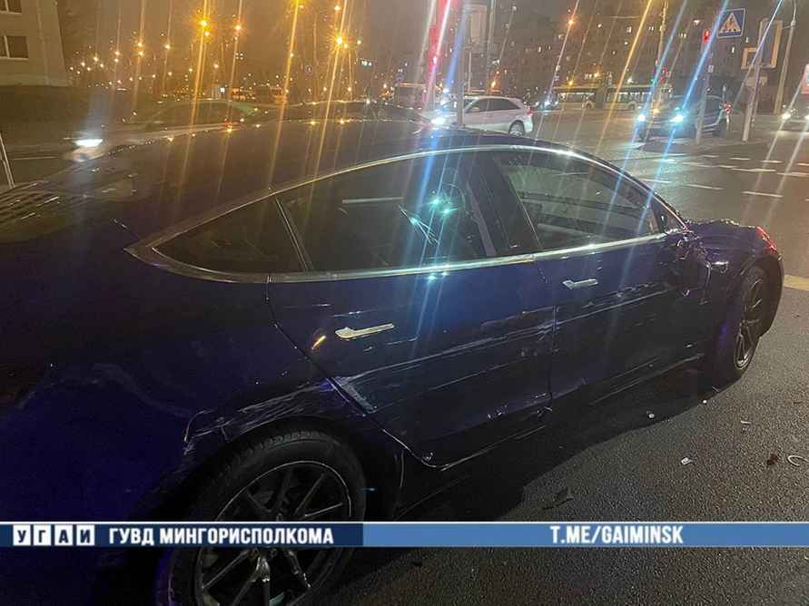 В Минске Tesla столкнулась с маршруткой – есть пострадавшая