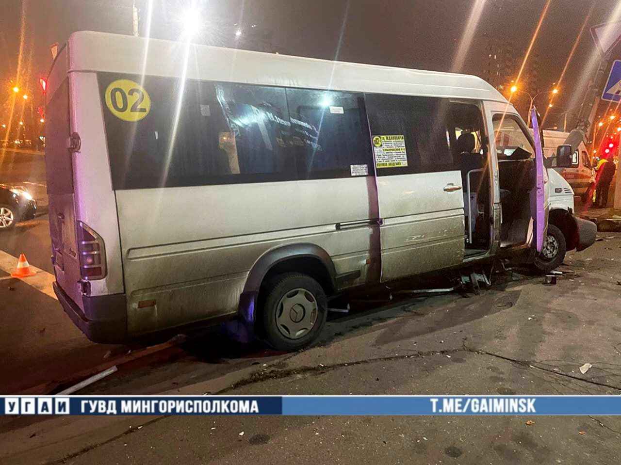 В Минске Tesla столкнулась с маршруткой – есть пострадавшая