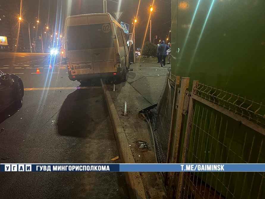 В Минске Tesla столкнулась с маршруткой – есть пострадавшая