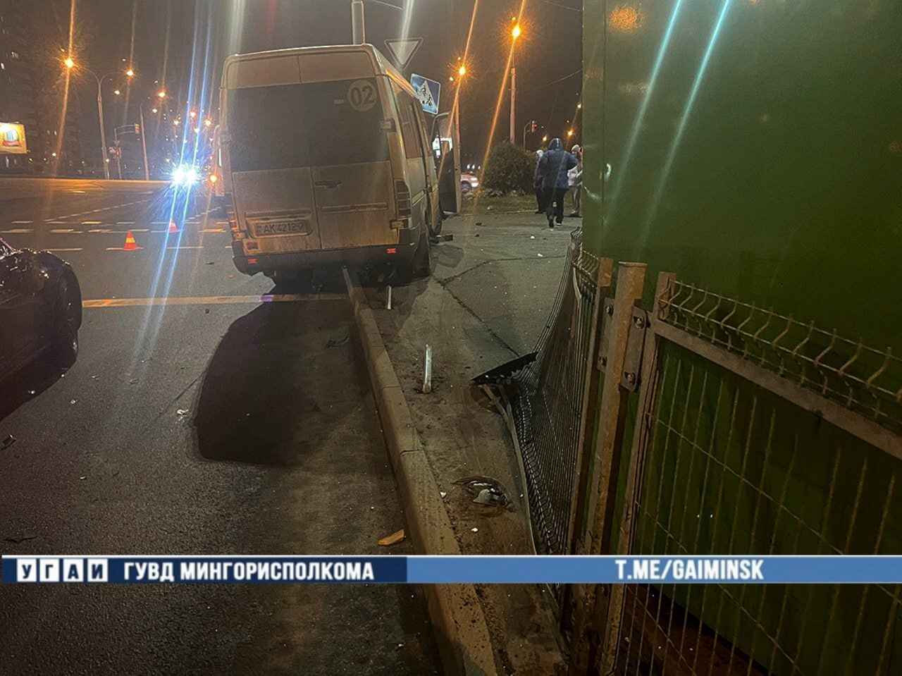 В Минске Tesla столкнулась с маршруткой – есть пострадавшая