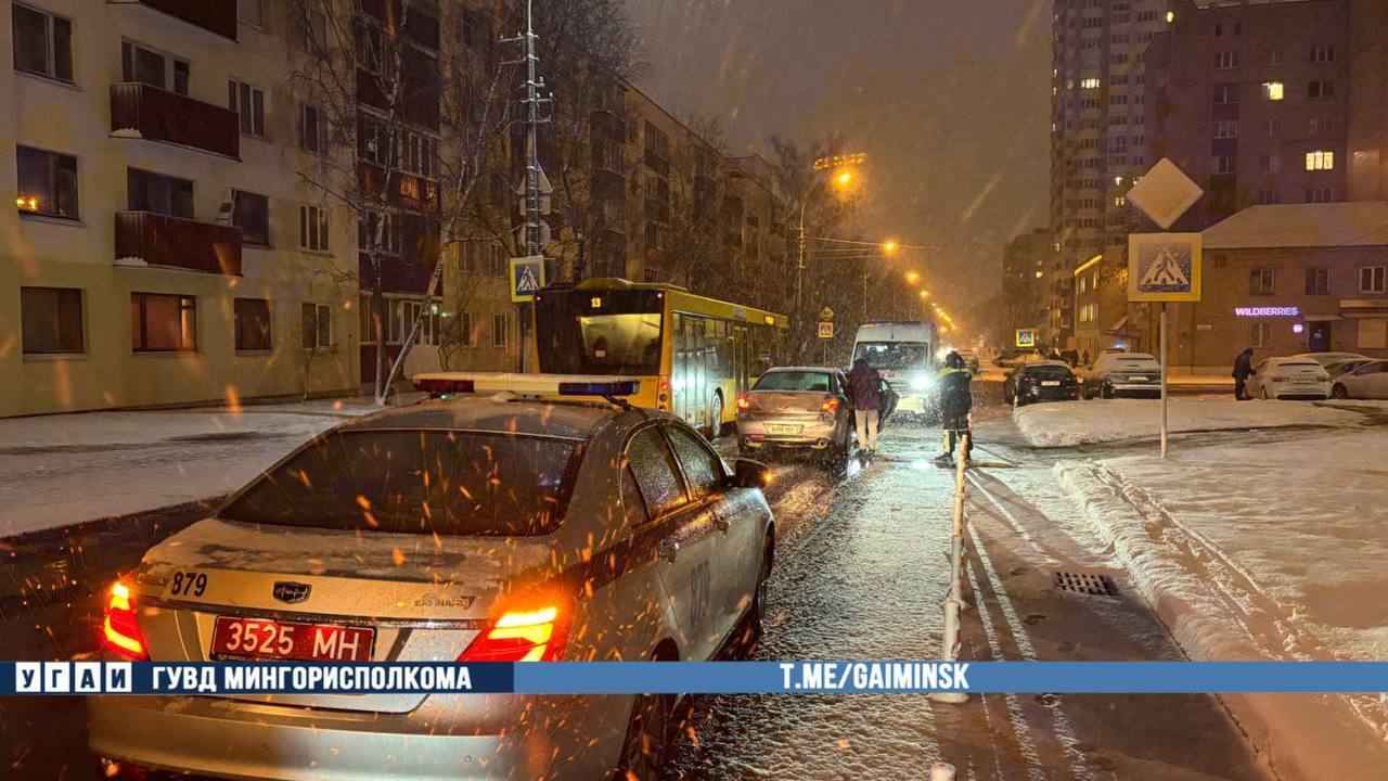 Из-за снегопада столица встала в 8-балльных пробках. «Минсктранс» предупредил о задержках общественного транспорта