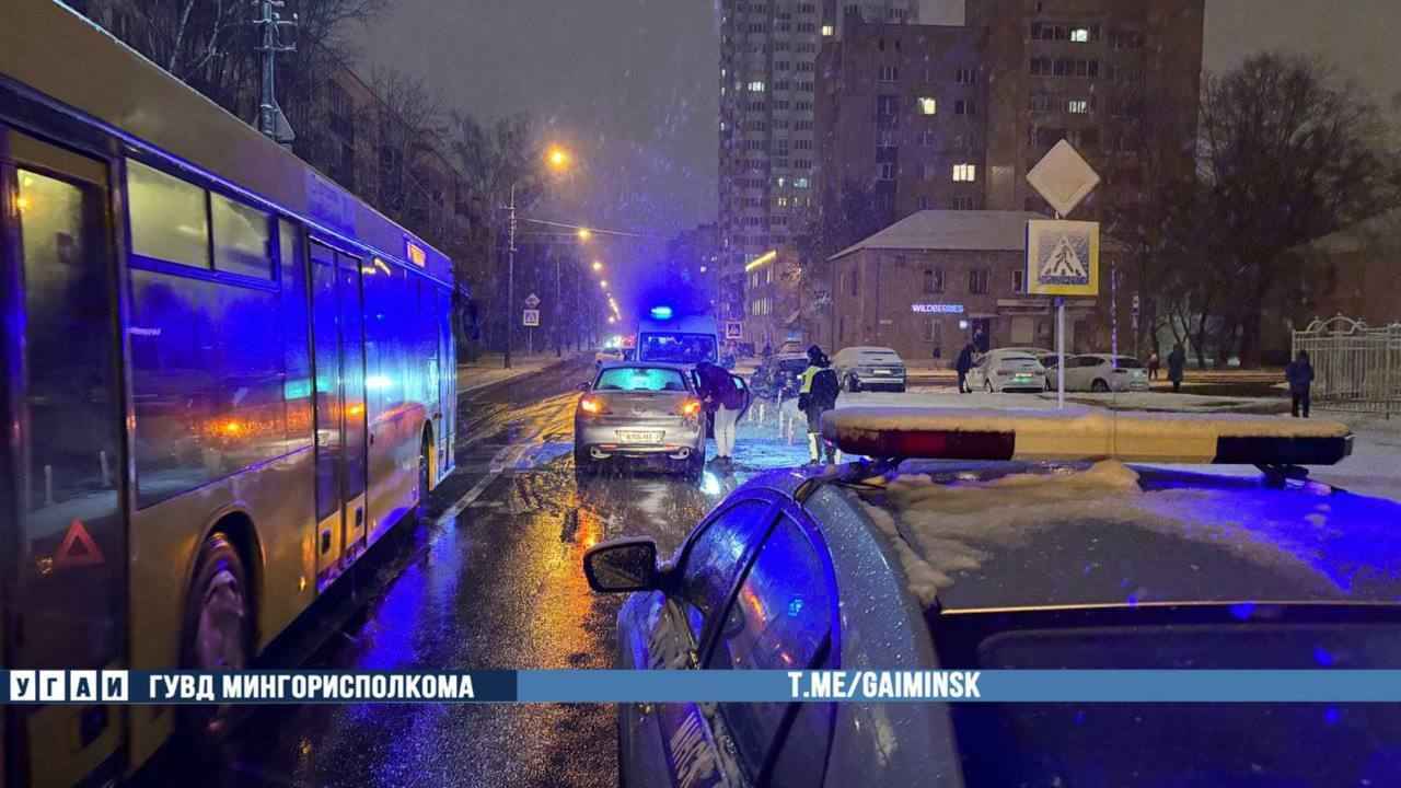 Из-за снегопада столица встала в 8-балльных пробках. «Минсктранс» предупредил о задержках общественного транспорта