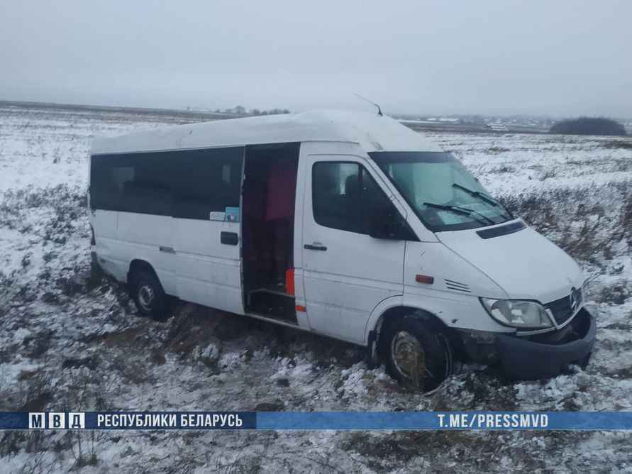 Под Воложином маршрутка вылетела в кювет – 8 человек в больнице