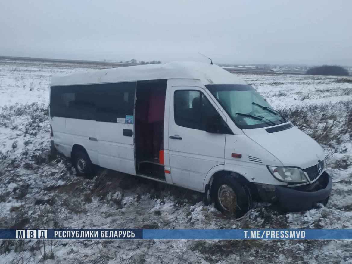 Под Воложином маршрутка вылетела в кювет – 8 человек в больнице