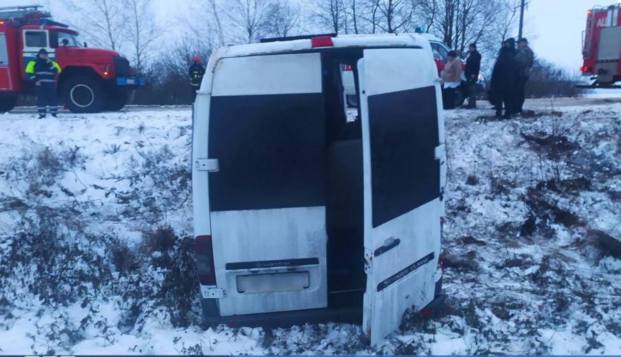 Под Воложином маршрутка вылетела в кювет – 8 человек в больнице