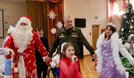 В Минобороны позвали белорусов отметить Новый год и Рождество с ними. Это как?