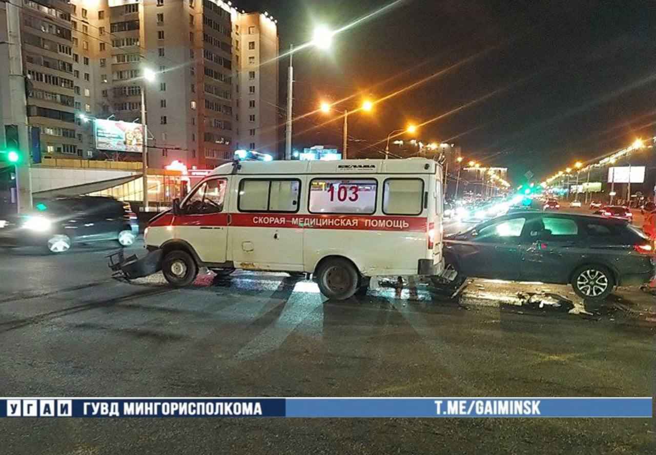 В Минске «скорая» врезалась в легковушку на перекрёстке