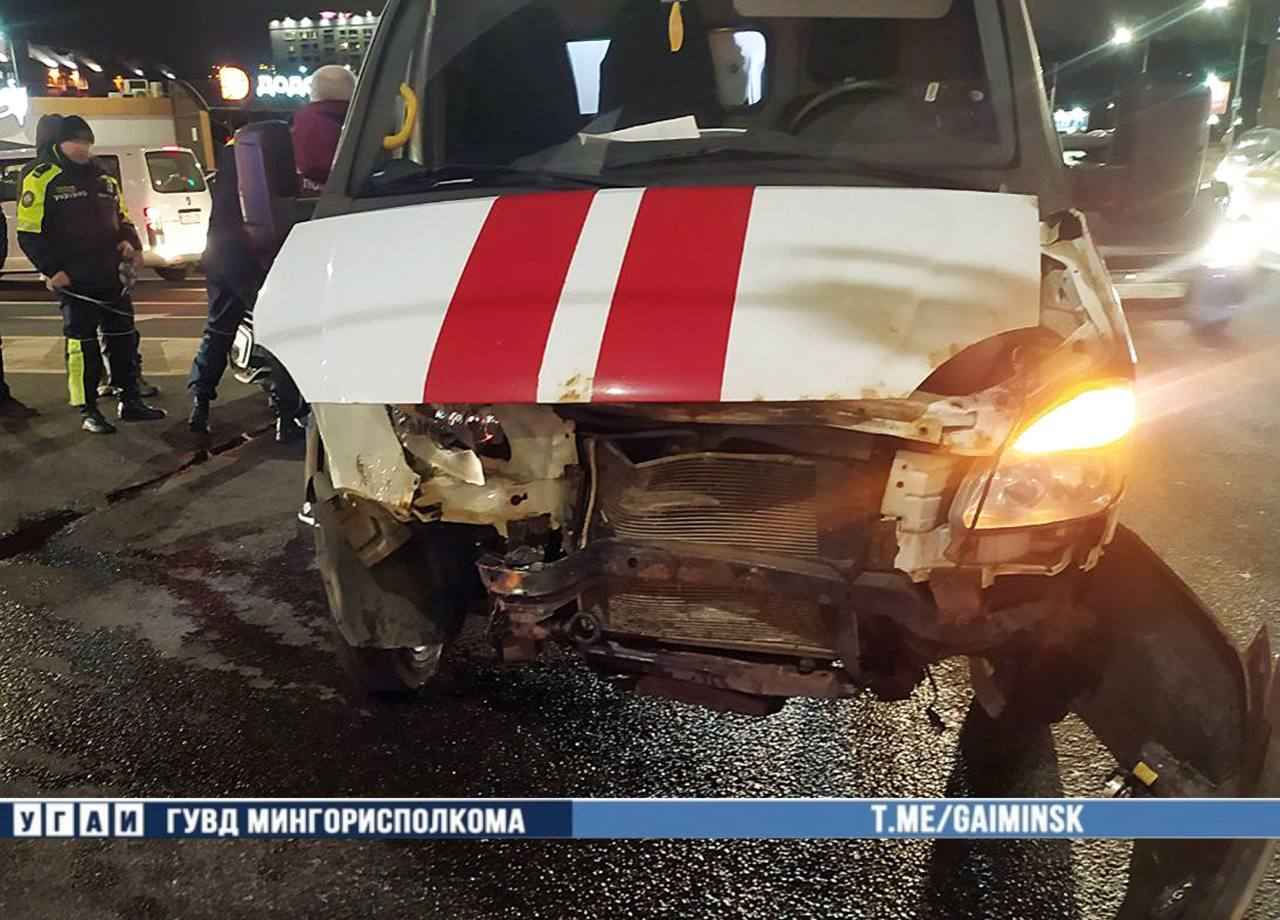 В Минске «скорая» врезалась в легковушку на перекрёстке