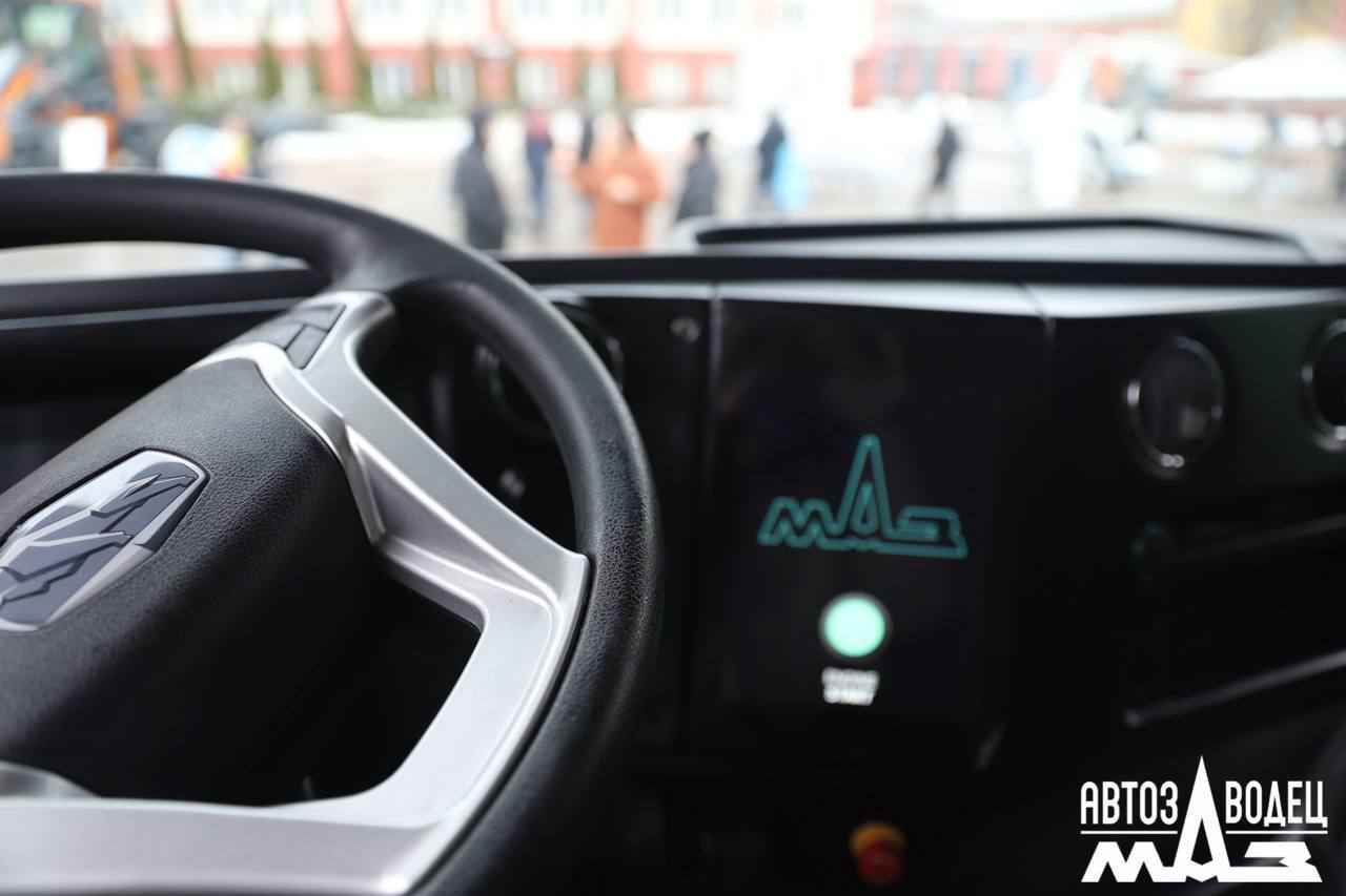 МАЗ показал свой новый электрический мусоровоз