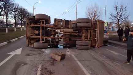 В Могилеве на дороге опрокинулся МАЗ — перекрыли движение