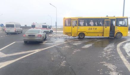 В Слуцком районе школьный автобус столкнулся с легковушкой