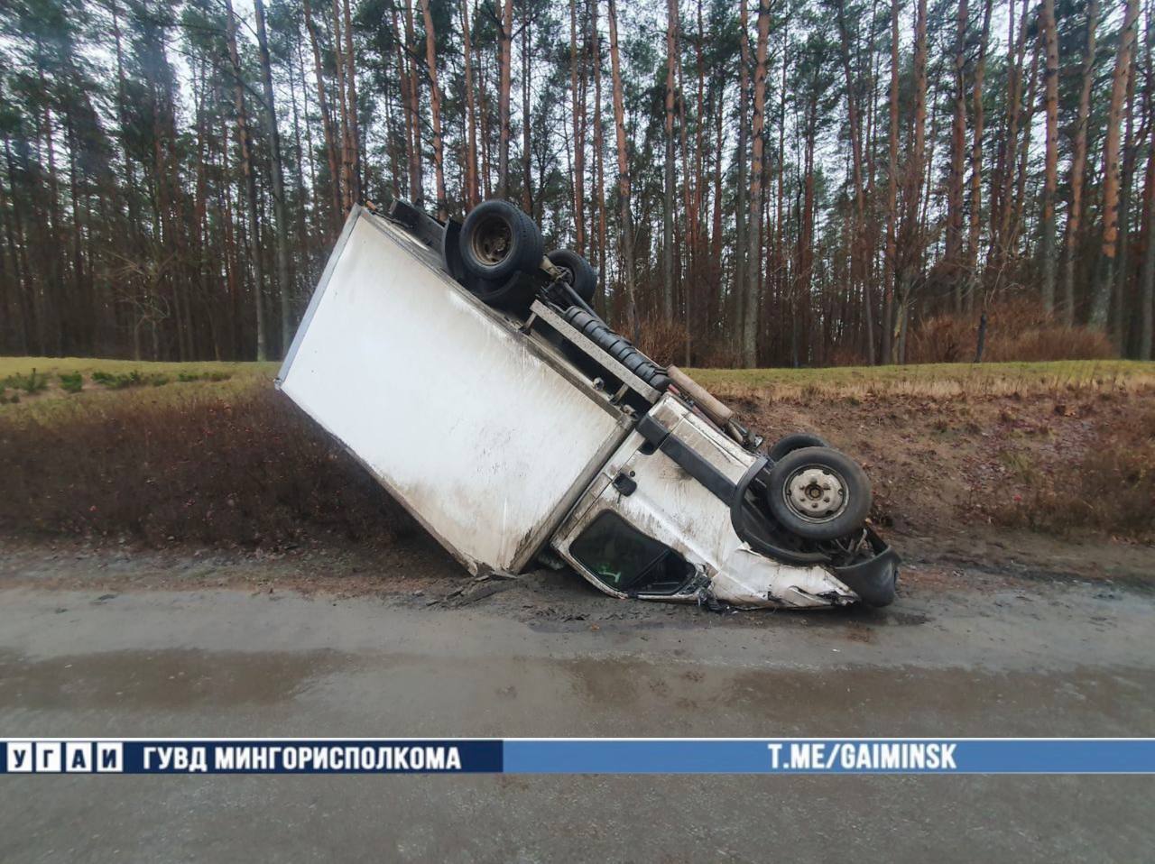 На Минской кольцевой перевернулся грузовик