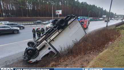 На Минской кольцевой перевернулся грузовик