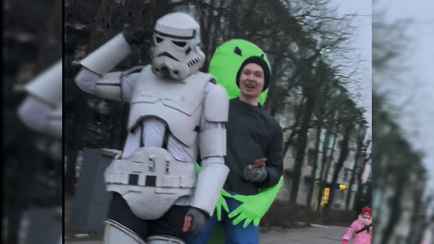 «МЧС, у вас пополнение?» — В Барановичах на улице заметили имперского штурмовика и пришельца