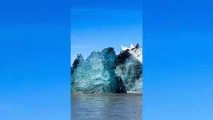 У берегов Исландии нашли айсберг, похожий на драгоценный камень. Почему так выглядит?