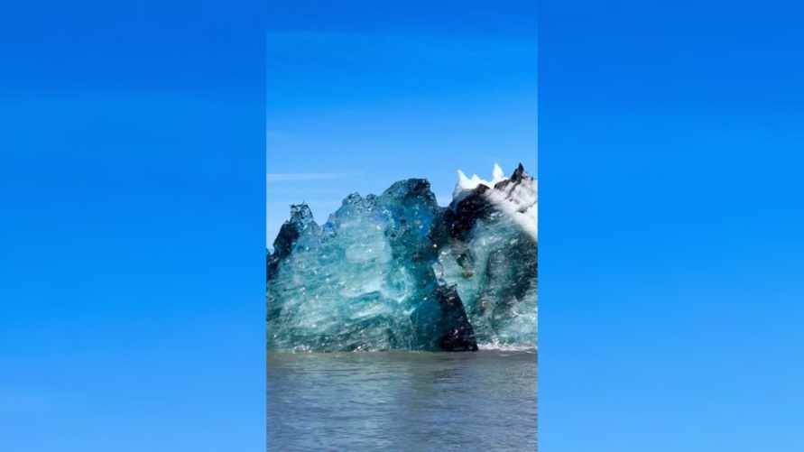 У берегов Исландии нашли айсберг, похожий на драгоценный камень. Почему так выглядит?