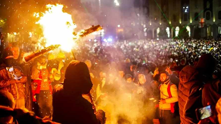 Полиция разогнала "многотысячную акцию" протеста в Тбилиси. С каким заявлением выступила президент страны?