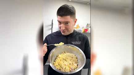 «А мандаринами украсить?» — Белорусский шеф-повар шокировал подписчиков рецептом новогоднего салата из «Роллтона»