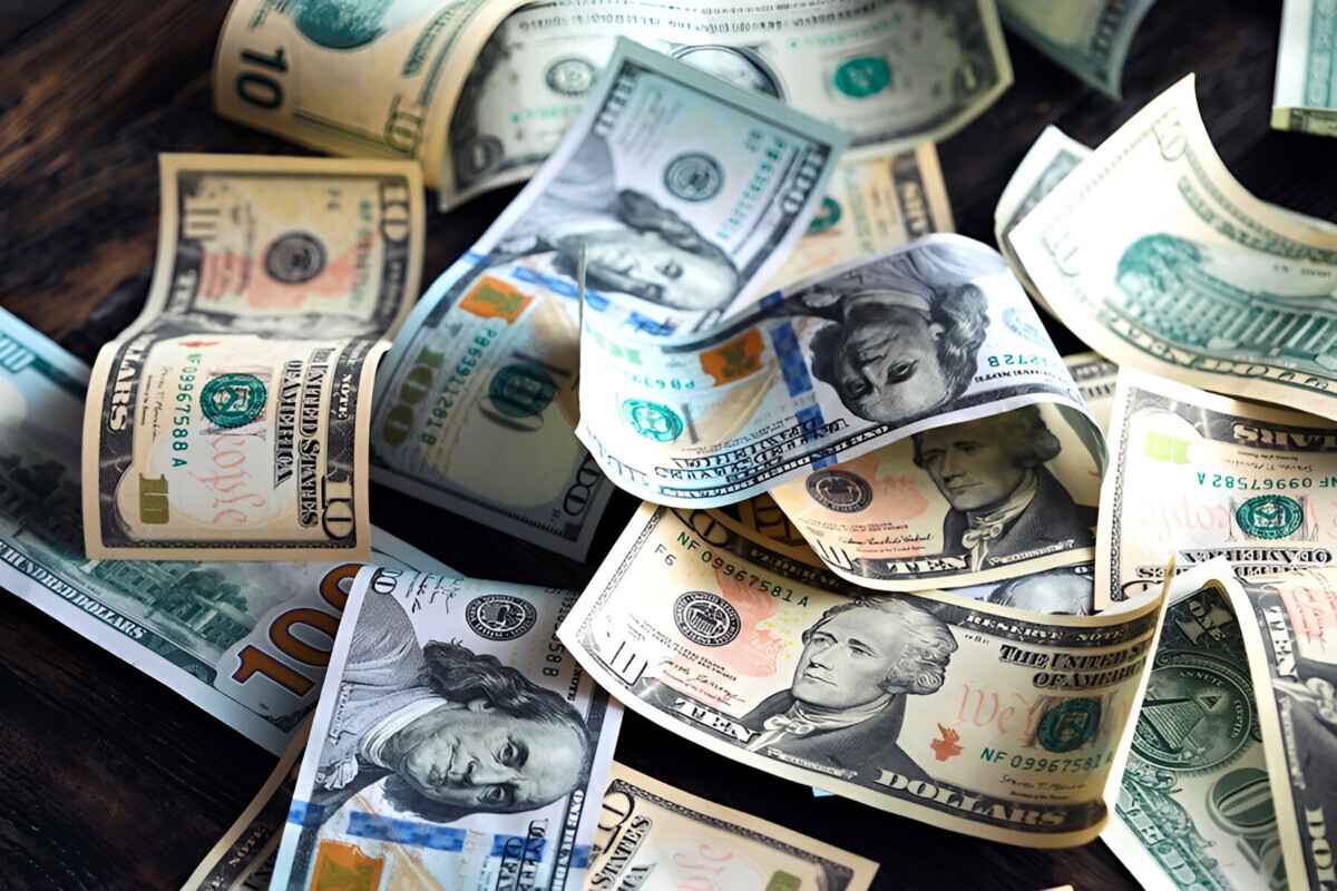 Доллар в Беларуси стал выше на 0,24%, а евро упал на 0,39%. Как обстоят дела с валютой РФ?