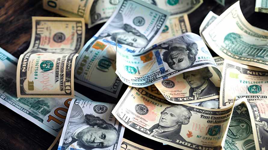 Доллар в Беларуси стал выше на 0,24%, а евро упал на 0,39%. Как обстоят дела с валютой РФ?