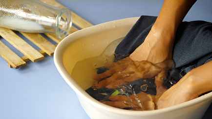 Этот секретный «пятновыводитель» из холодильника заменит дорогие средства. Как отмыть вино, помаду и чернила?