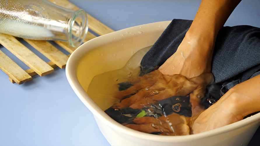 Этот секретный "пятновыводитель" из холодильника заменит дорогие средства. Как отмыть вино, помаду и чернила?