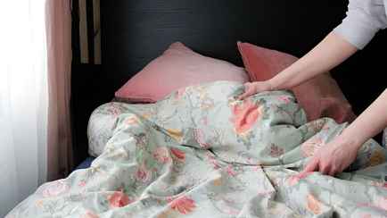 Почему не следует заправлять кровать сразу после сна? Врач объяснил, как избежать «постоянной простуды»