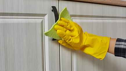 Как быстро отмыть кухонные шкафчики к Новому году? Эти 3 домашних средства безопасно уберут жирный налёт