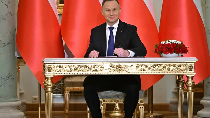 Президенту Польши предложили поменять цвета польского флага