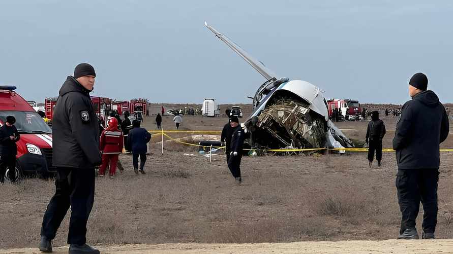 В Казахстан на место катастрофы азербайджанского самолёта прилетел следователь ИКАО. Что известно на этот момент?