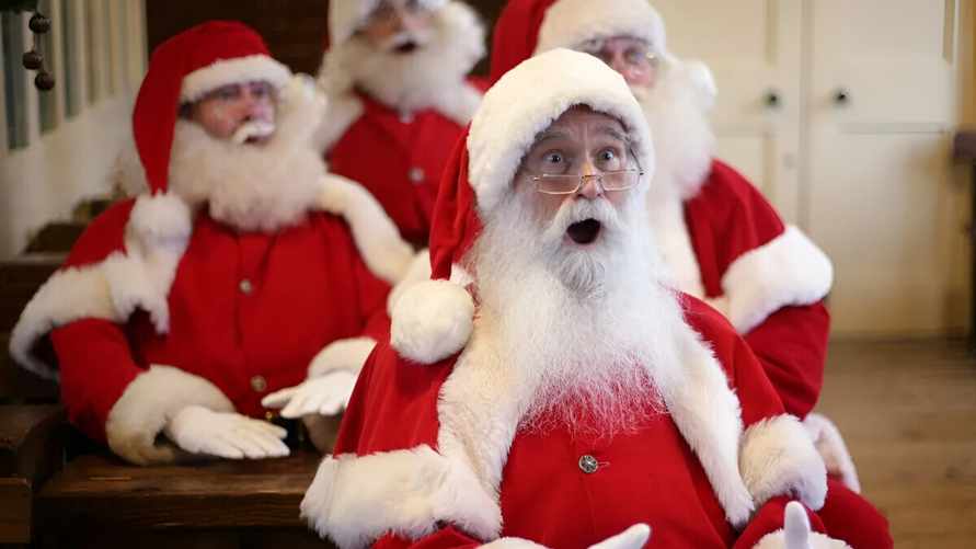 Почему Санта носит красное? Вот какой бренд сделал его образ культовым