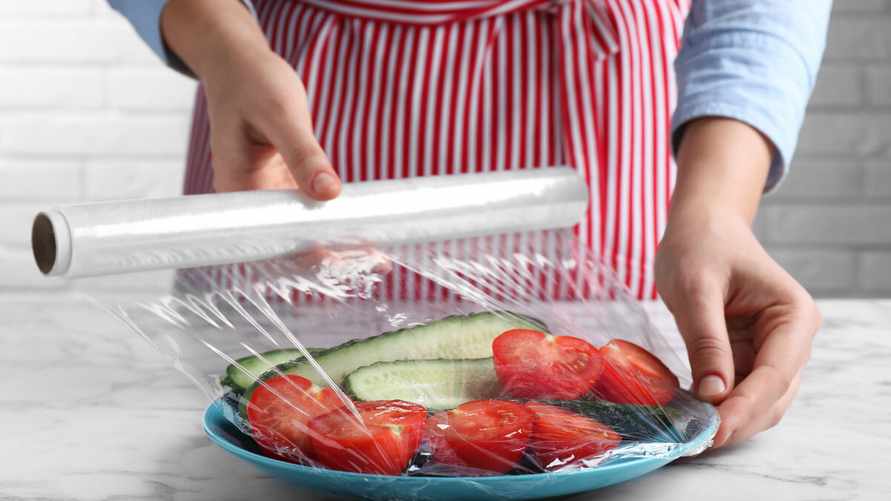 Как быстро размотать пищевую плёнку? Зная эти 2 трюка, вы больше не будете мучаться