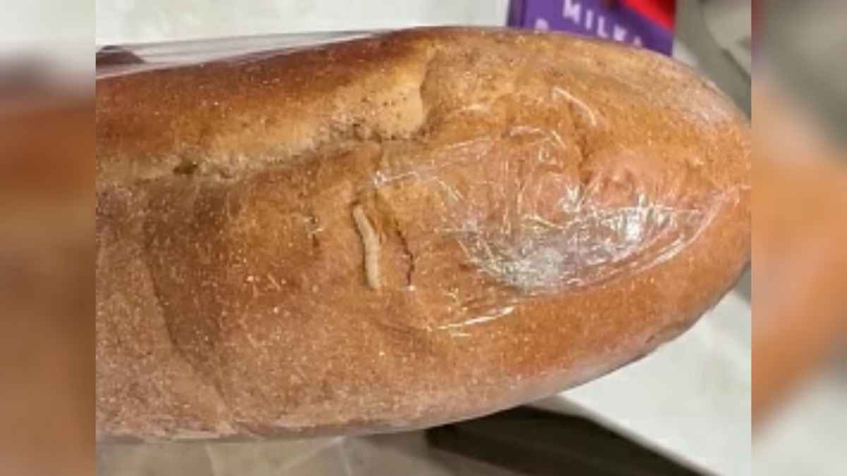 "Дичь какая-то" - Минчанка показала живого червя в купленном хлебе. Что ответили в магазине?