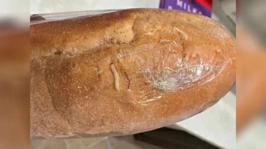 "Дичь какая-то" - Минчанка показала живого червя в купленном хлебе. Что ответили в магазине?