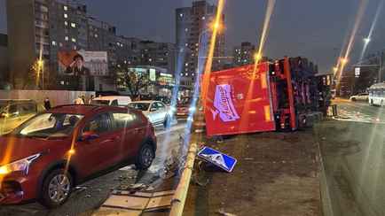 В МЧС показали, как поднимали перевернувшуюся 32-тонную фуру минского пивзавода