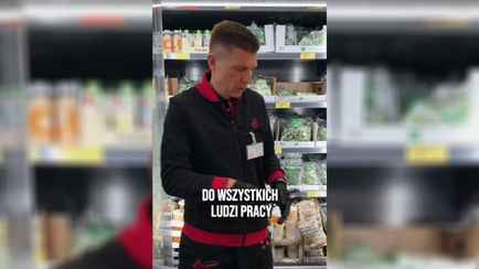«Мешает покупкам» — Польский политик устроился работать в продуктовый магазин и вызвал бурю комментариев