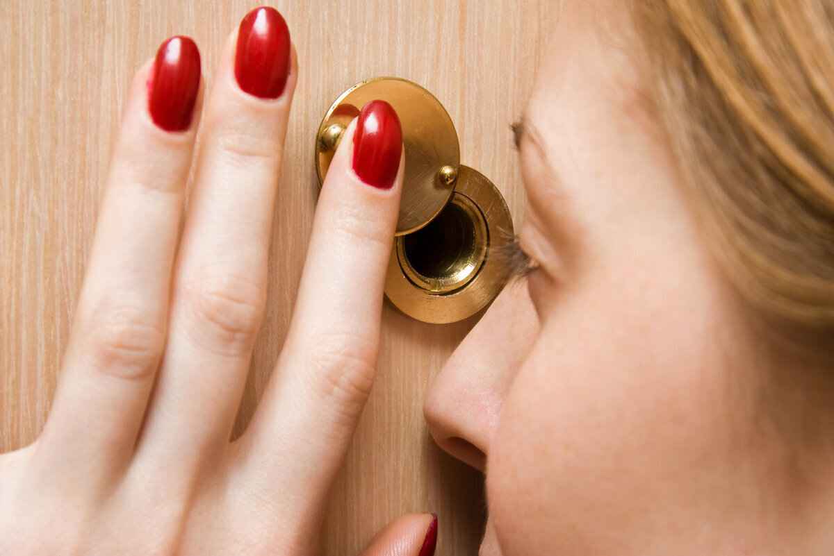 В милиции сказали, куда звонить белорусам, если в дверь "постучался нежданный гость". И это не 102