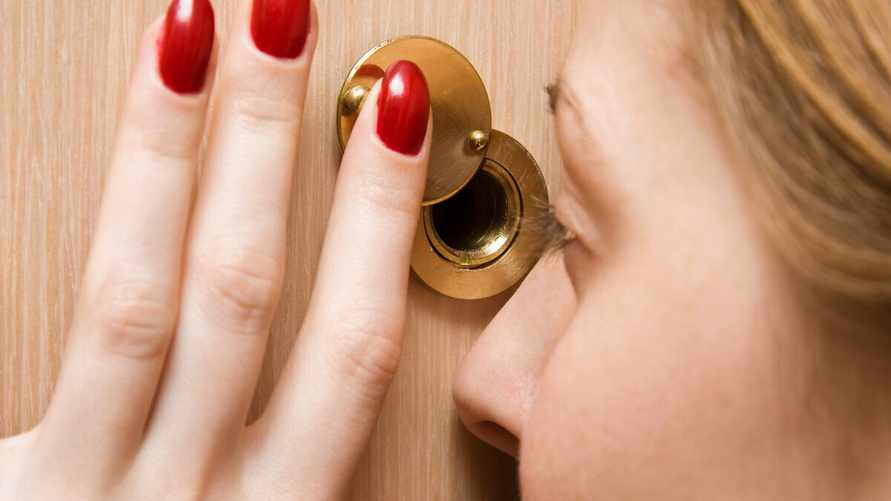 В милиции сказали, куда звонить белорусам, если в дверь "постучался нежданный гость". И это не 102