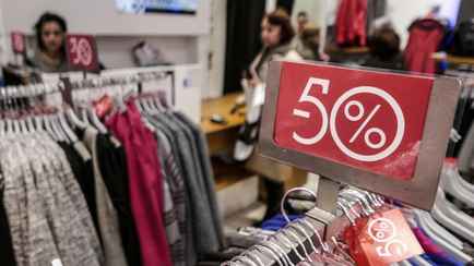 Скидки – до 55% весь декабрь. Узнали, в каких белорусских магазинах проходит акция «На родныя тавары. Навагодняя знiжка»