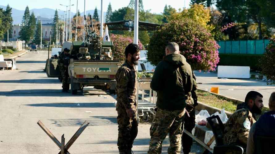 Сирийские повстанцы контролируют подъезды к российским базам.