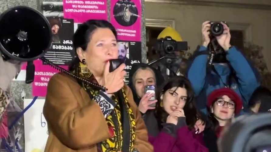 Скриншот видео с Митинга 22.12.2024 / NEWSGEORGIA